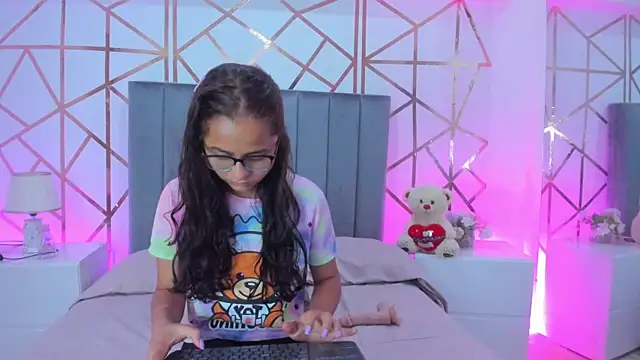 Giselle Roldan online show from January 2025 03:02:01 PM