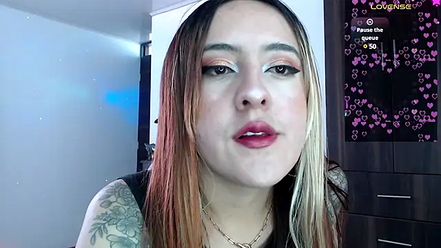 SarahXRusso online show from December 2024 04:14:02 PM