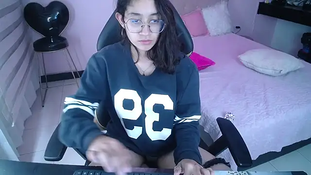 Lili Gomez  online show from December 2024 04:19:01 PM