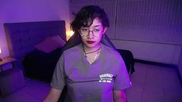 Lili Gomez  online show from October 2025 01:11:01 PM