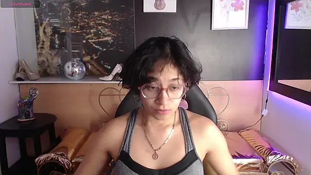 Lili Gomez  online show from October 2025 01:34:02 PM