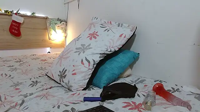 Emyli rousse  online show from December 2024 04:21:02 PM