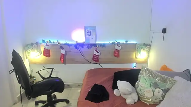 Emyli rousse  online show from December 2024 01:42:02 PM