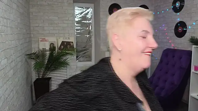 Sandra Snow online show from February 2025 04:25:02 PM