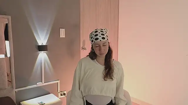 jolie lov online show from November 2025 01:32:01 PM