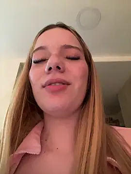 Snapshot of NicoleCut chatting on March 2025 12:20:01 AM NicoleCut online show from March 2025 12:20:01 AM