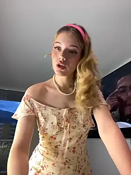 Snapshot of NicoleCut chatting on September 2025 10:39:01 AM NicoleCut online show from September 2025 10:39:01 AM