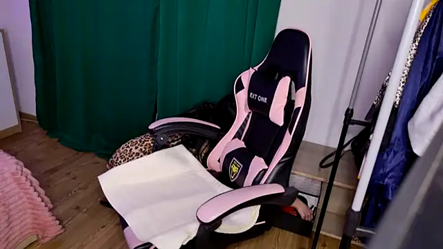 Snapshot of KattieSims chatting on February 2025 05:09:02 AM KattieSims online show from February 2025 05:09:02 AM