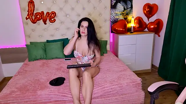 Snapshot of KattieSims chatting on February 2025 03:43:01 AM KattieSims online show from February 2025 03:43:01 AM