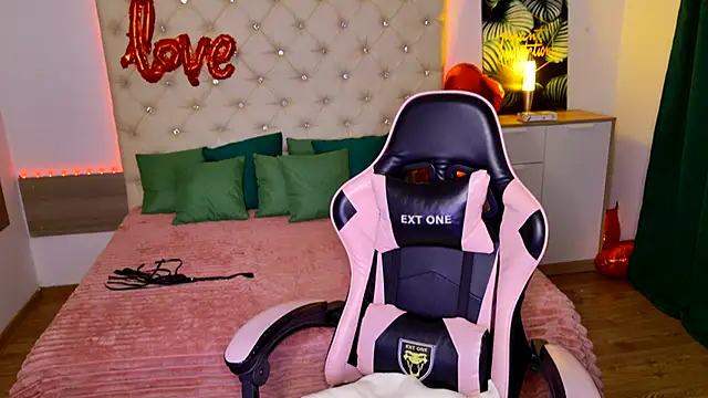 Snapshot of KattieSims chatting on February 2025 10:43:02 PM KattieSims online show from February 2025 10:43:02 PM