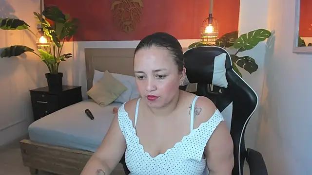 Snapshot of linda_rios_ chatting on December 2024 07:22:01 PM linda rios online show from December 2024 07:22:01 PM