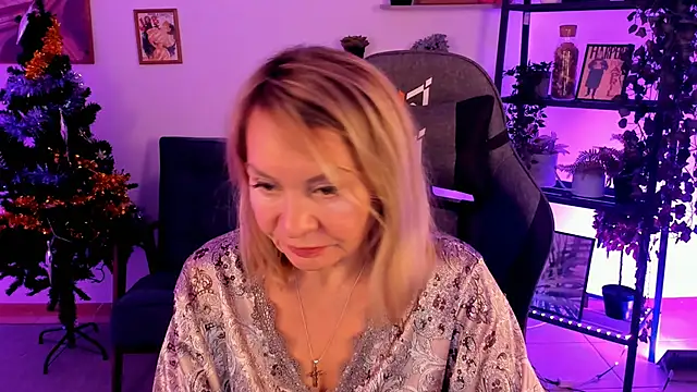 Snapshot of RosalindaFortuna chatting on December 2024 02:33:01 PM RosalindaFortuna online show from December 2024 02:33:01 PM