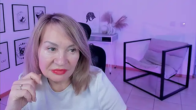 Snapshot of RosalindaFortuna chatting on January 2025 01:54:01 PM RosalindaFortuna online show from January 2025 01:54:01 PM