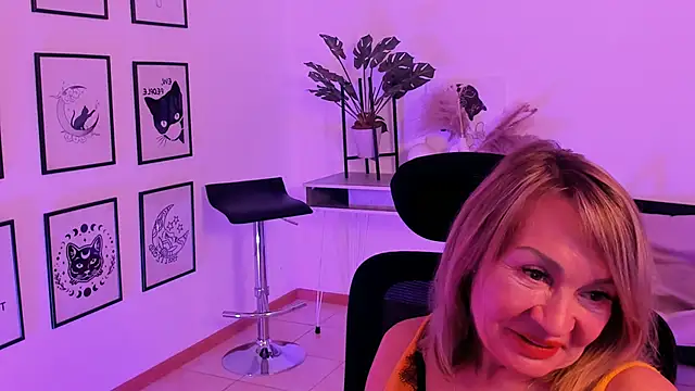 Snapshot of RosalindaFortuna chatting on January 2025 02:13:01 PM RosalindaFortuna online show from January 2025 02:13:01 PM