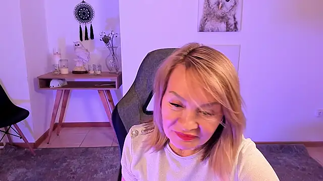 Snapshot of RosalindaFortuna chatting on February 2025 01:50:02 PM RosalindaFortuna online show from February 2025 01:50:02 PM