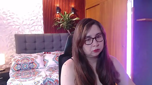 Snapshot of chloe_prg chatting on February 2025 03:53:02 PM chloe prg online show from February 2025 03:53:02 PM