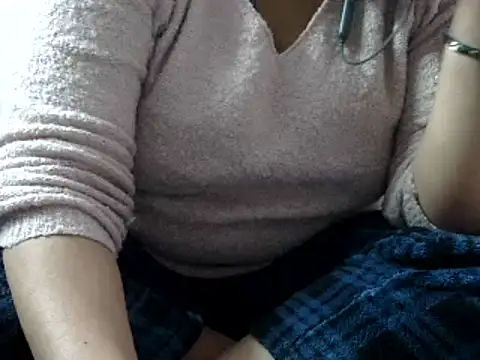 Snapshot of Housewife12 chatting on January 2025 06:43:01 PM Housewife12 online show from January 2025 06:43:01 PM