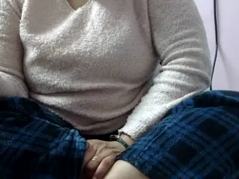 Snapshot of Housewife12 chatting on January 2025 06:00:01 PM Housewife12 online show from January 2025 06:00:01 PM