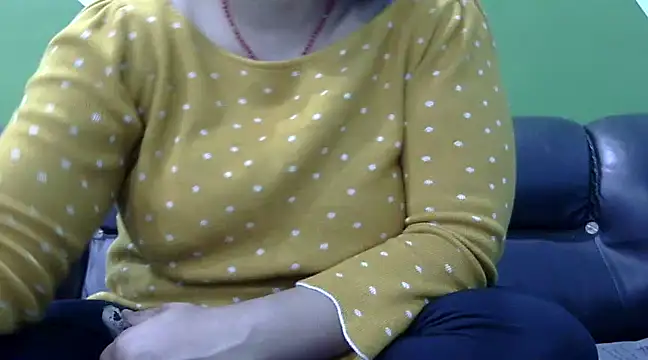 Snapshot of Housewife12 chatting on February 2025 01:50:01 PM Housewife12 online show from February 2025 01:50:01 PM