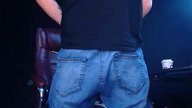 Snapshot of AxelColton chatting on November 2025 06:03:01 AM AxelColton online show from November 2025 06:03:01 AM