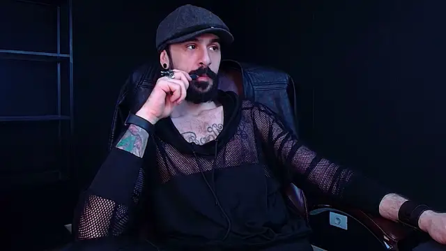 Snapshot of AxelColton chatting on December 2025 06:23:01 AM AxelColton online show from December 2025 06:23:01 AM