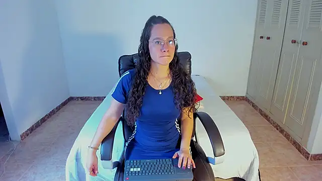 Snapshot of emmaTorres1 chatting on February 2025 07:05:02 PM emmaTorres1 online show from February 2025 07:05:02 PM