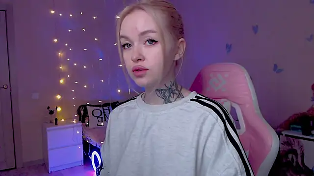 Snapshot of Naughty_Mable chatting on April 2026 01:14:02 AM Naughty Mable online show from April 2026 01:14:02 AM