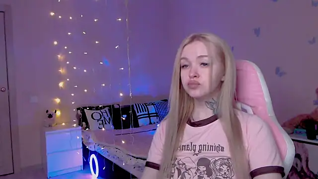 Snapshot of Naughty_Mable chatting on April 2026 07:14:01 AM Naughty Mable online show from April 2026 07:14:01 AM