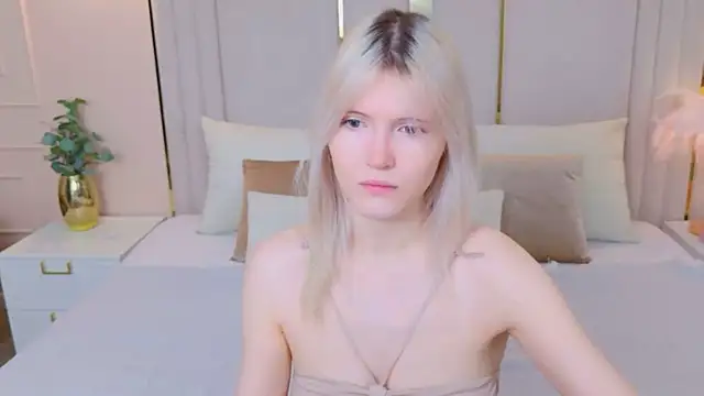 Snapshot of NellieLoyns chatting on December 2025 05:21:02 PM NellieLoyns online show from December 2025 05:21:02 PM