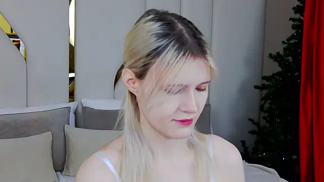 Snapshot of NellieLoyns chatting on December 2025 05:18:02 PM NellieLoyns online show from December 2025 05:18:02 PM