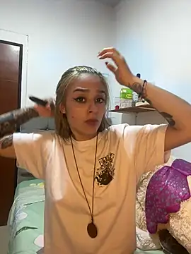 Snapshot of BlueStoneX chatting on January 2025 04:44:01 AM BlueStoneX online show from January 2025 04:44:01 AM