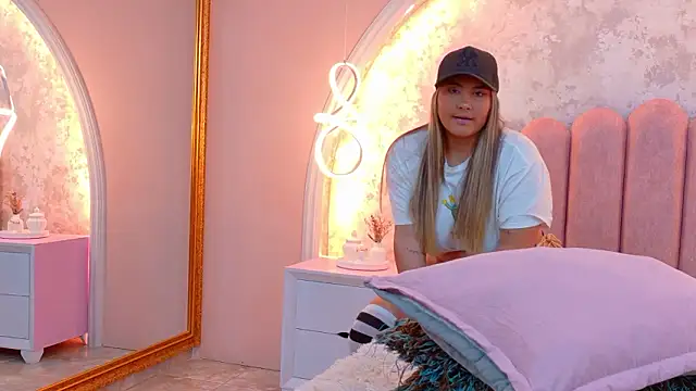 MiaLaurents online show from March 2026 10:57:02 PM