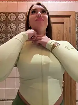 Snapshot of AndreaMood chatting on January 2025 05:54:02 AM AndreaMood online show from January 2025 05:54:02 AM