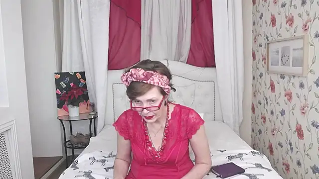 SilviaHart online show from September 2025 12:43:02 PM