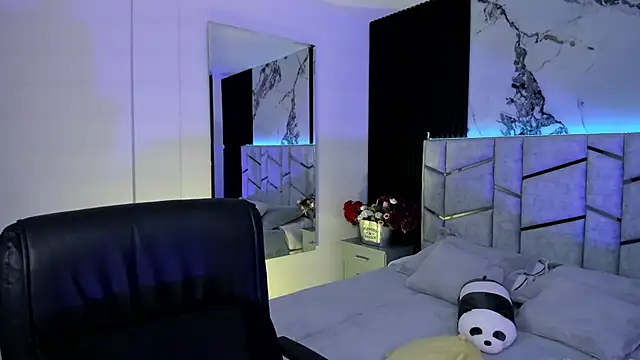 daniiphoeniixx online show from September 2025 12:30:01 PM