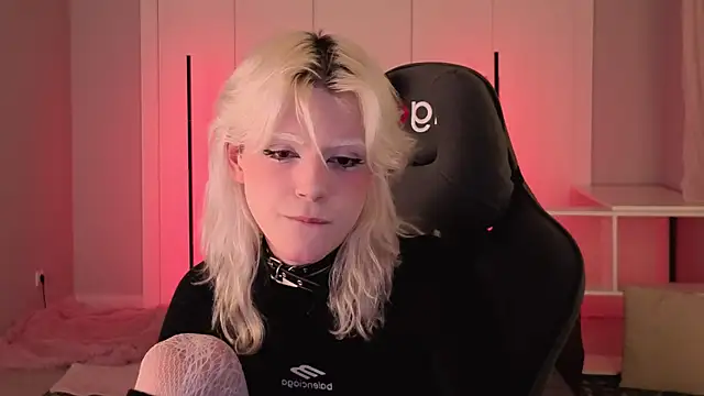 Snapshot of b0y_fantasy chatting on April 2026 06:45:01 PM b0y fantasy online show from April 2026 06:45:01 PM