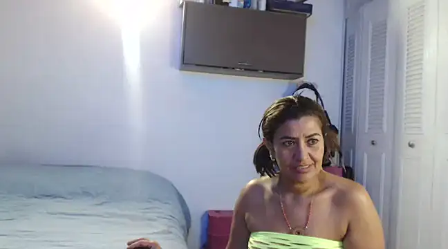 CamilaLix online show from January 2025 04:01:01 AM