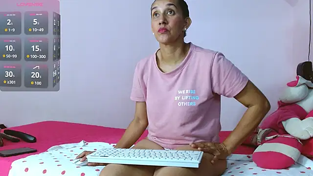 Snapshot of latinabueno41 chatting on October 2025 12:44:02 AM latinabueno41 online show from October 2025 12:44:02 AM