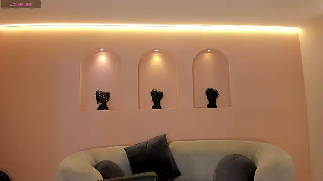 NiaSalvatore online show from October 2025 06:30:02 PM