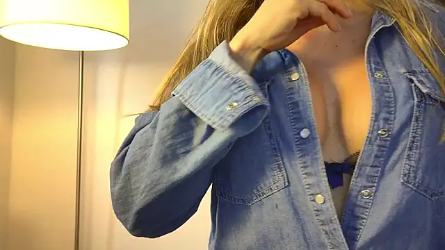 Snapshot of karina_warthon chatting on January 2025 09:51:02 PM karina warthon online show from January 2025 09:51:02 PM