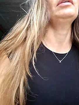 Snapshot of karina_warthon chatting on September 2025 03:01:01 PM karina warthon online show from September 2025 03:01:01 PM