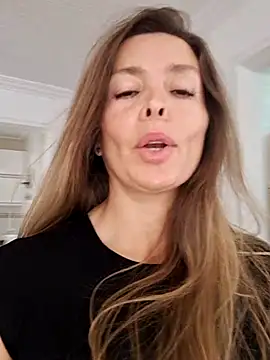 Snapshot of karina_warthon chatting on September 2025 05:38:01 PM karina warthon online show from September 2025 05:38:01 PM