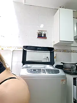 Snapshot of karina_warthon chatting on October 2025 05:44:02 PM karina warthon online show from October 2025 05:44:02 PM