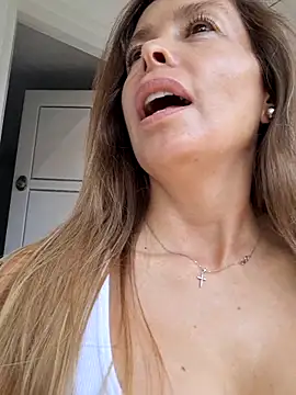 Snapshot of karina_warthon chatting on October 2025 05:44:02 PM karina warthon online show from October 2025 05:44:02 PM