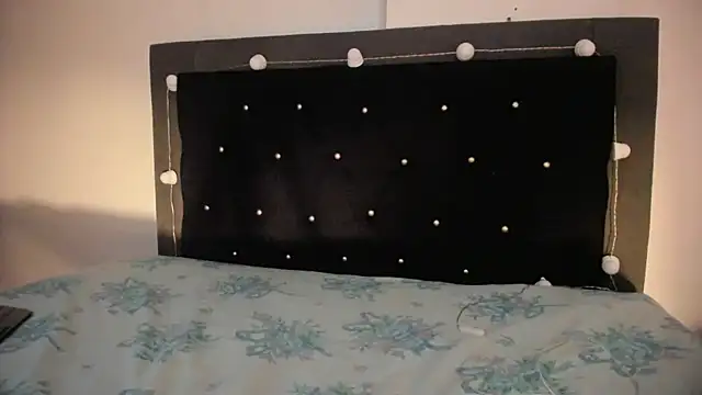 Snapshot of violetadumsper chatting on April 2026 03:40:02 AM violetadumsper online show from April 2026 03:40:02 AM