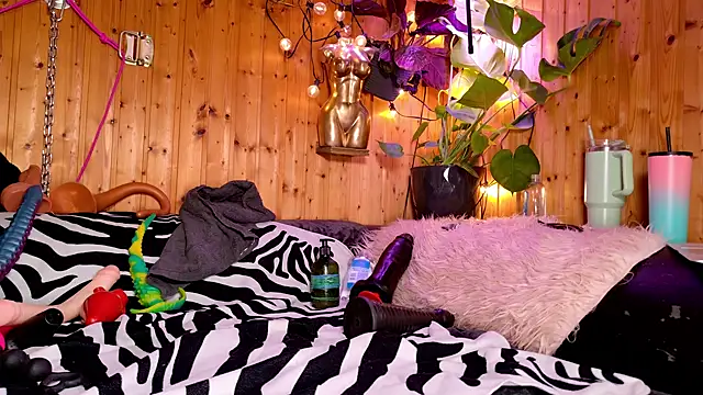 Snapshot of maaandyy69 chatting on February 2025 02:05:01 PM maaandyy69 online show from February 2025 02:05:01 PM