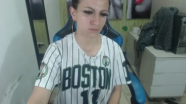 Snapshot of Anniee_x chatting on February 2025 01:03:01 PM Anniee x online show from February 2025 01:03:01 PM