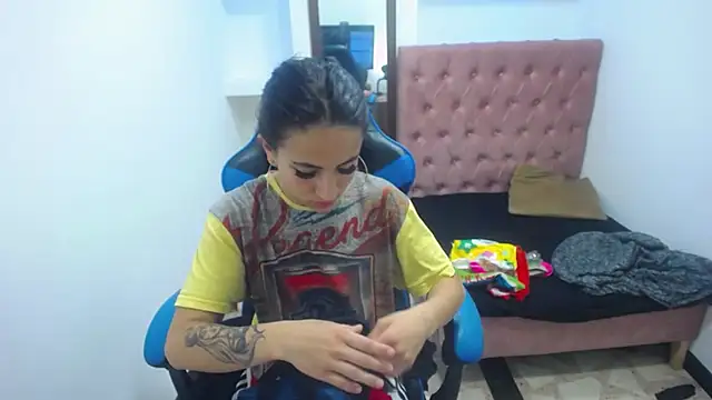 Snapshot of Anniee_x chatting on March 2025 12:35:02 PM Anniee x online show from March 2025 12:35:02 PM