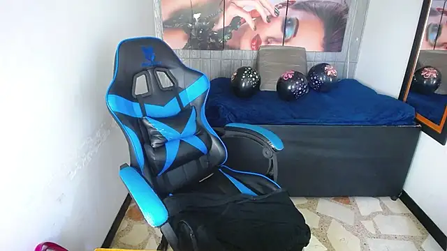 Snapshot of Anniee_x chatting on October 2025 05:00:01 PM Anniee x online show from October 2025 05:00:01 PM