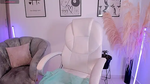 NiiaEvanss online show from November 2025 01:43:01 PM